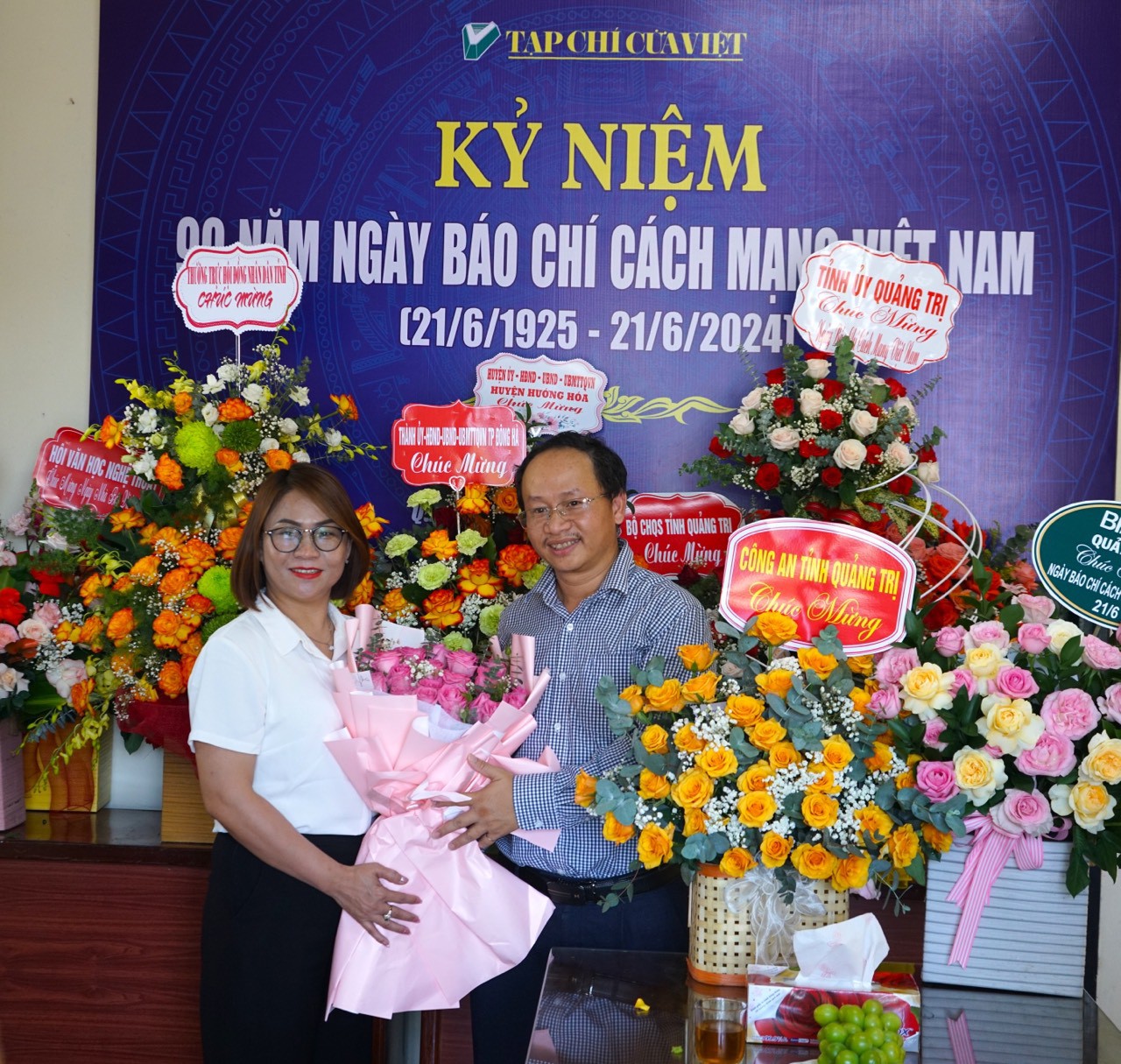 Ph&ograve;ng GD &ndash; ĐT Hướng H&oacute;a tặng hoa ch&uacute;c mừng